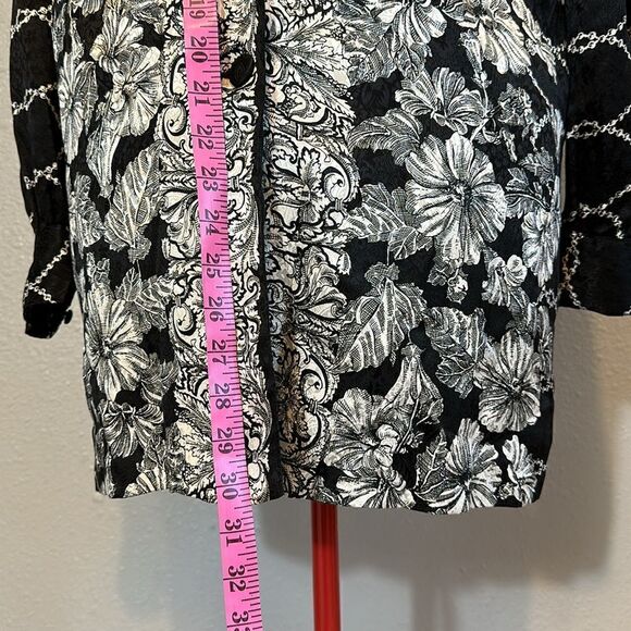 Diane Freis women’s silk floral two button blouse. No size tag - Picture 5 of 9